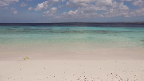 Der-Weiße-Sand-Von-Donkey-Beach,-Bonaire