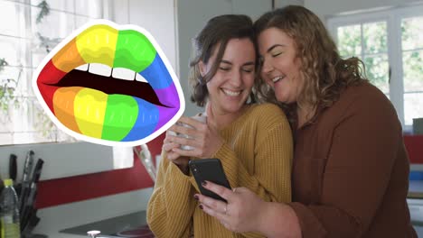 Animation-Von-Regenbogenlippen-über-Einem-Lesbischen-Paar,-Das-Kaffee-Trinkt-Und-Sein-Smartphone-Benutzt