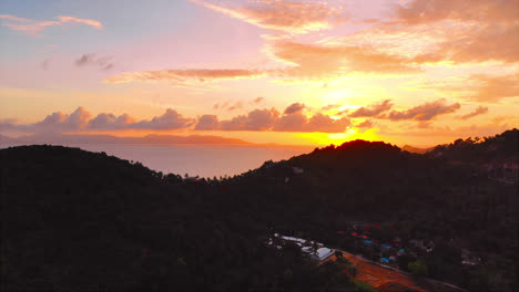 Hermosa-Vista-Aérea-Del-Paisaje-Con-Playa-De-Mar-E-Isla-En-La-Isla-De-Samui