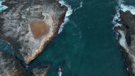 Vista-Aérea-De-Arriba-Hacia-Abajo-De-Las-Islas-Rocosas-Frente-A-La-Costa-De-California,-Hogar-De-Muchas-Aves-Marinas