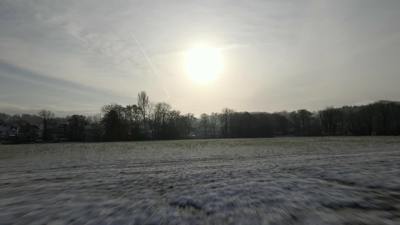 더비셔의 얼어붙은 들판 위를 낮게 날고 있는 드론