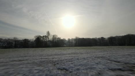 Eine-Drohne-Fliegt-Tief-über-Gefrorene-Felder-In-Derbyshire