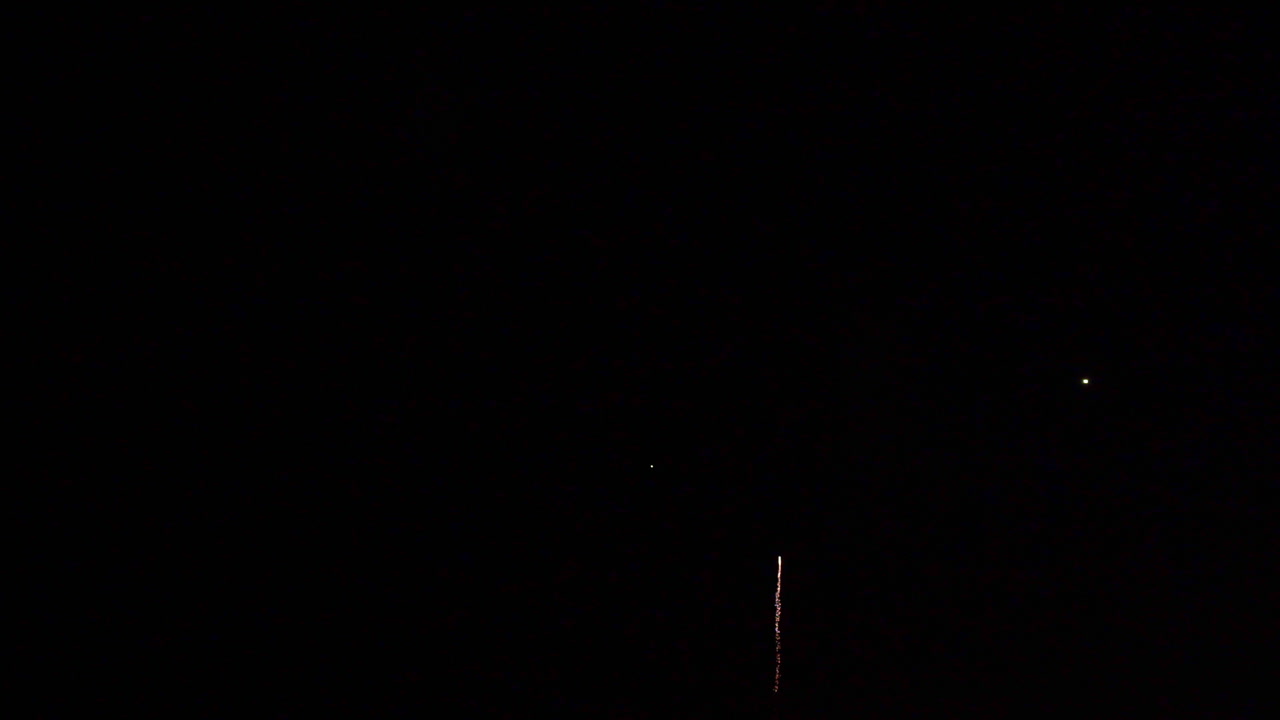 아름 다운 추상 화려한 불꽃 놀이 배경에 대 한 새 해 기념일에 축 하의 상징 밤에 하늘에 표시 폭발