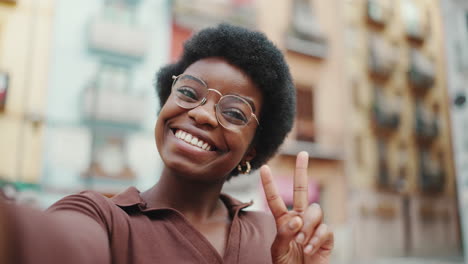 Positive-Afroamerikanische-Dunkelhaarige-Frau,-Die-Ein-Selfie-Auf-Der-Straße-Macht
