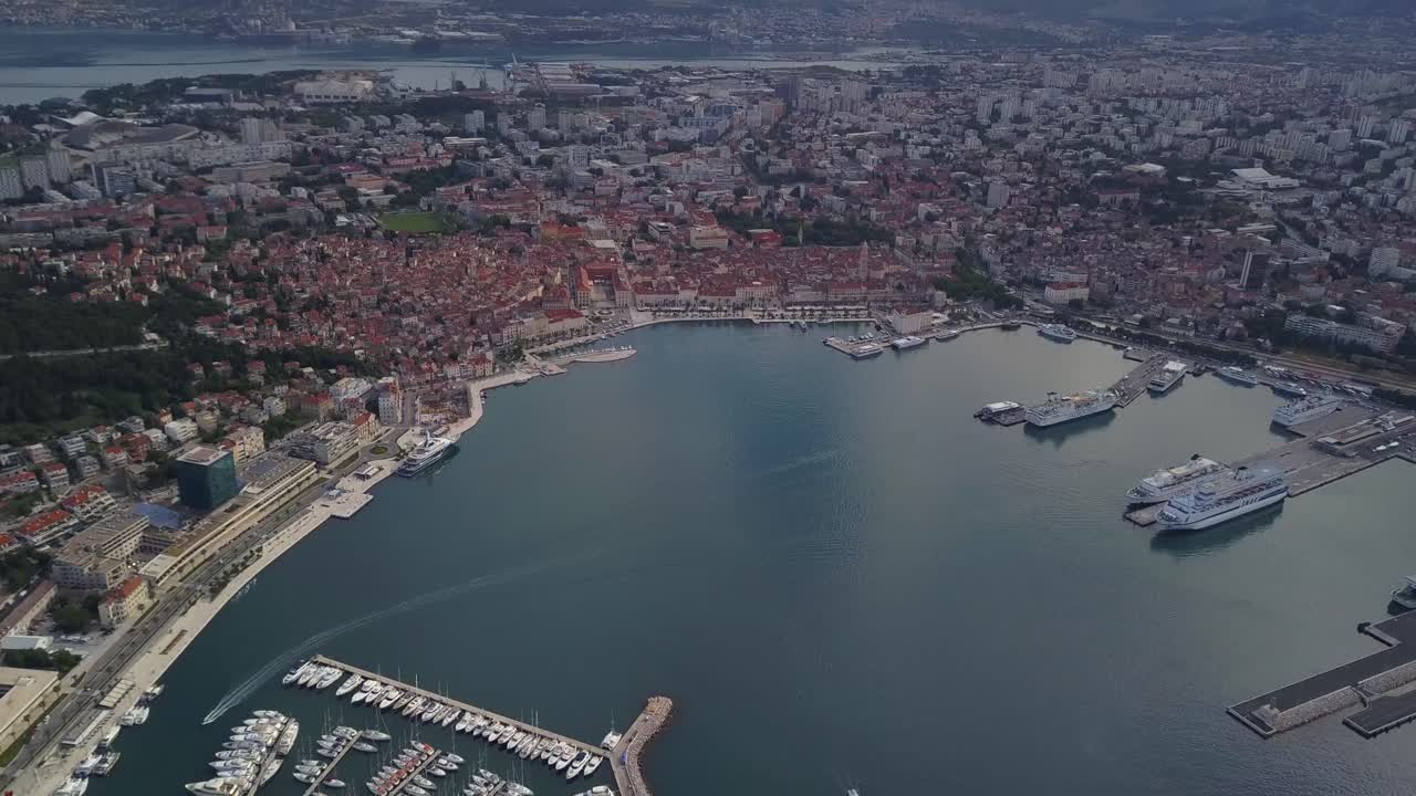 inclinarse para revelar la costa de split, croacia