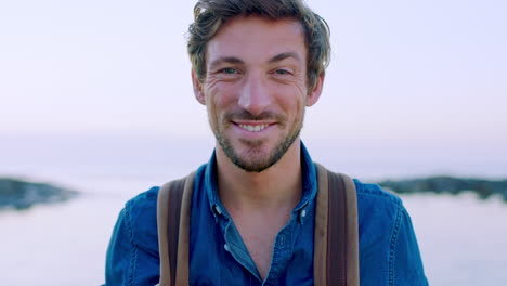 hombre feliz, cara y mochila en el complejo de playa
