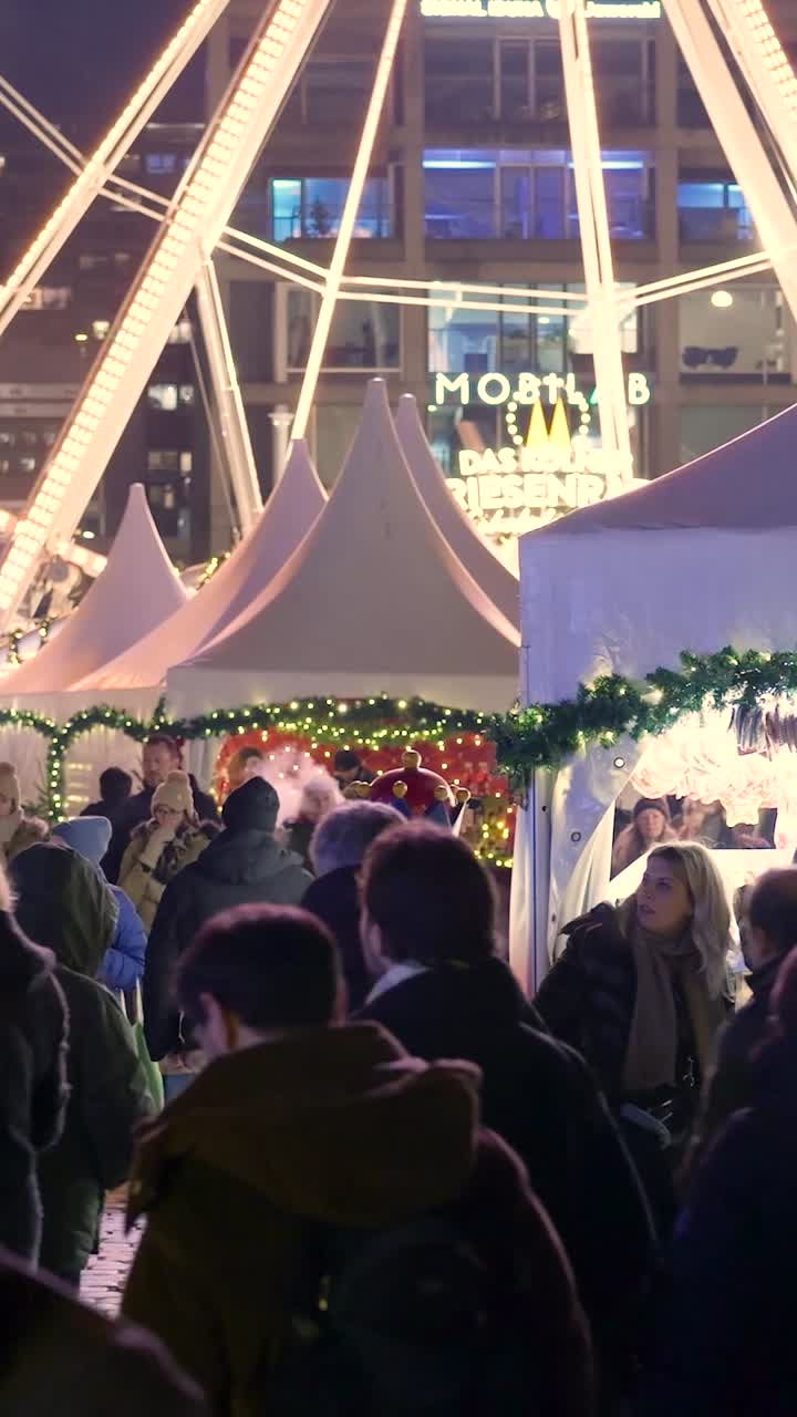 Festivo mercato di Natale di notte