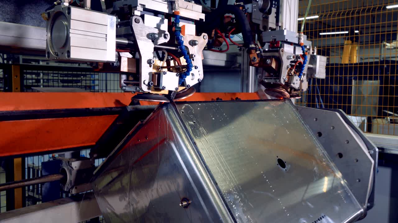 용접 과정 중에 강철 상자에 대한 측면 시각.