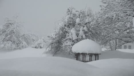 Noch-Immer-Dicker-Schnee-Auf-Einer-Kleinen-Hütte