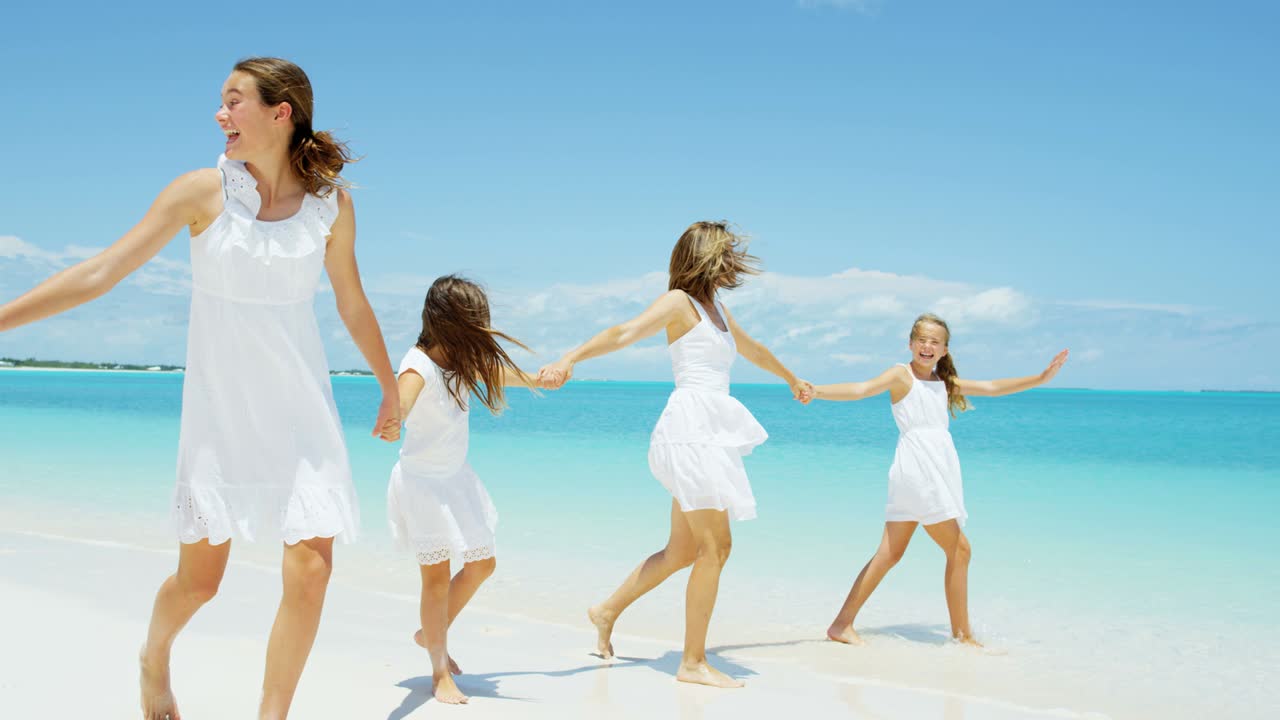 사랑하는 백인 어머니와 딸들이 해변에서 함께