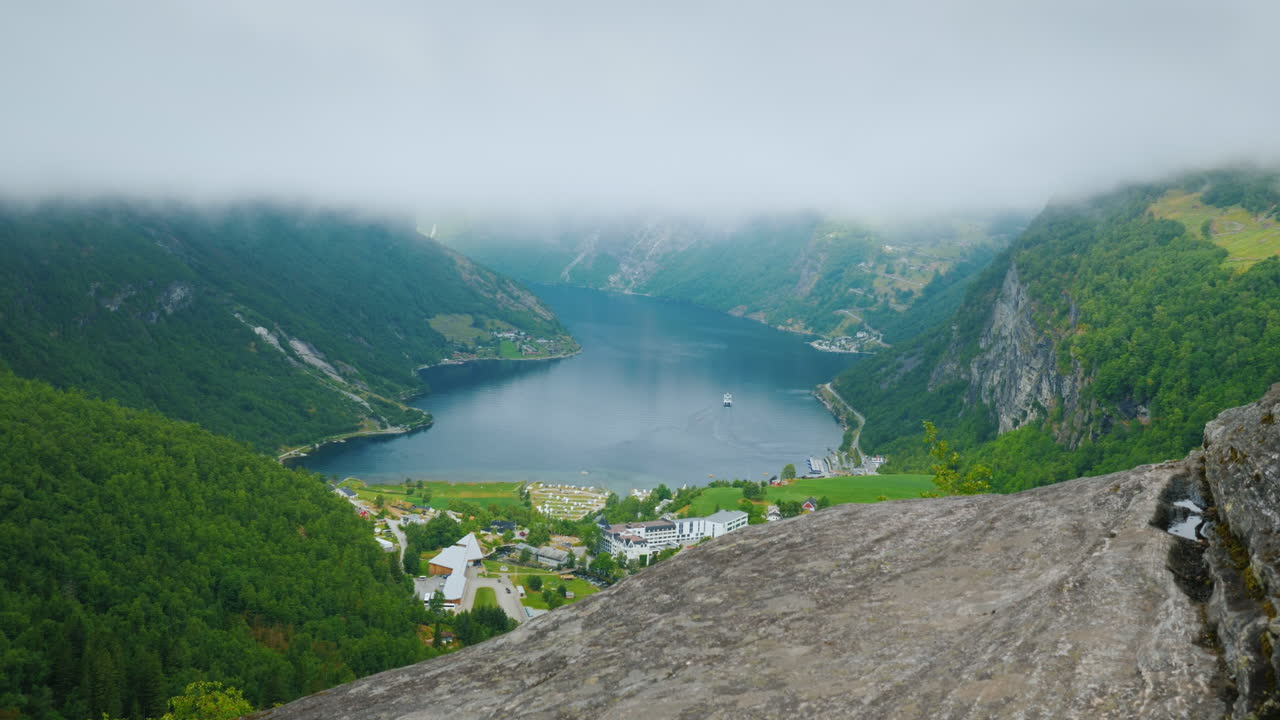 vista desde la famosa roca voladora en noruega 4k video