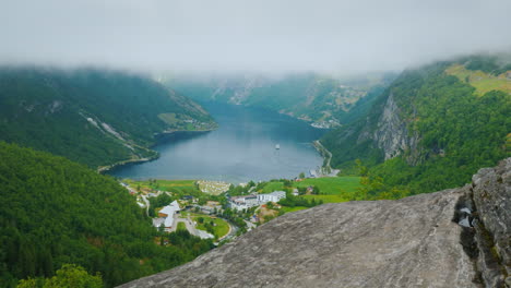 Blick-Vom-Berühmten-Flying-Rock-In-Norwegen-4k-Video