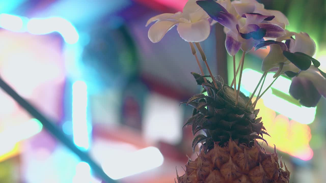 반 ⁇ 이는 빛에 맞춰 아름다운 꽃으로 장식