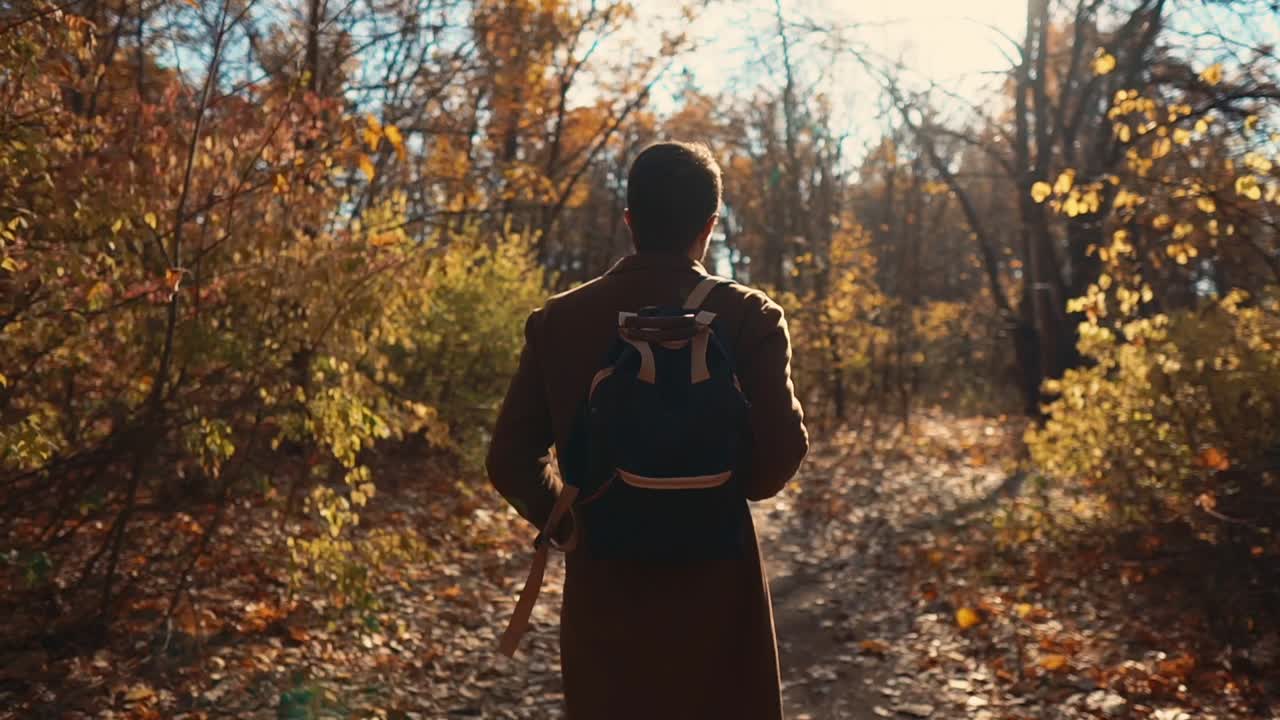 hombre caminando en el bosque de otoño