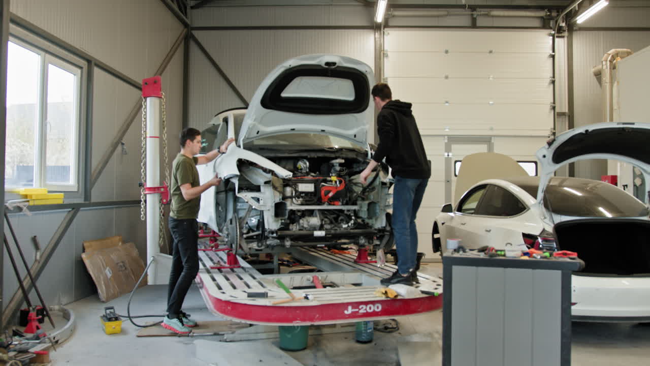 reparación de automóviles en un garaje