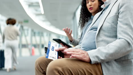 hablando, gente de negocios y billete en el aeropuerto