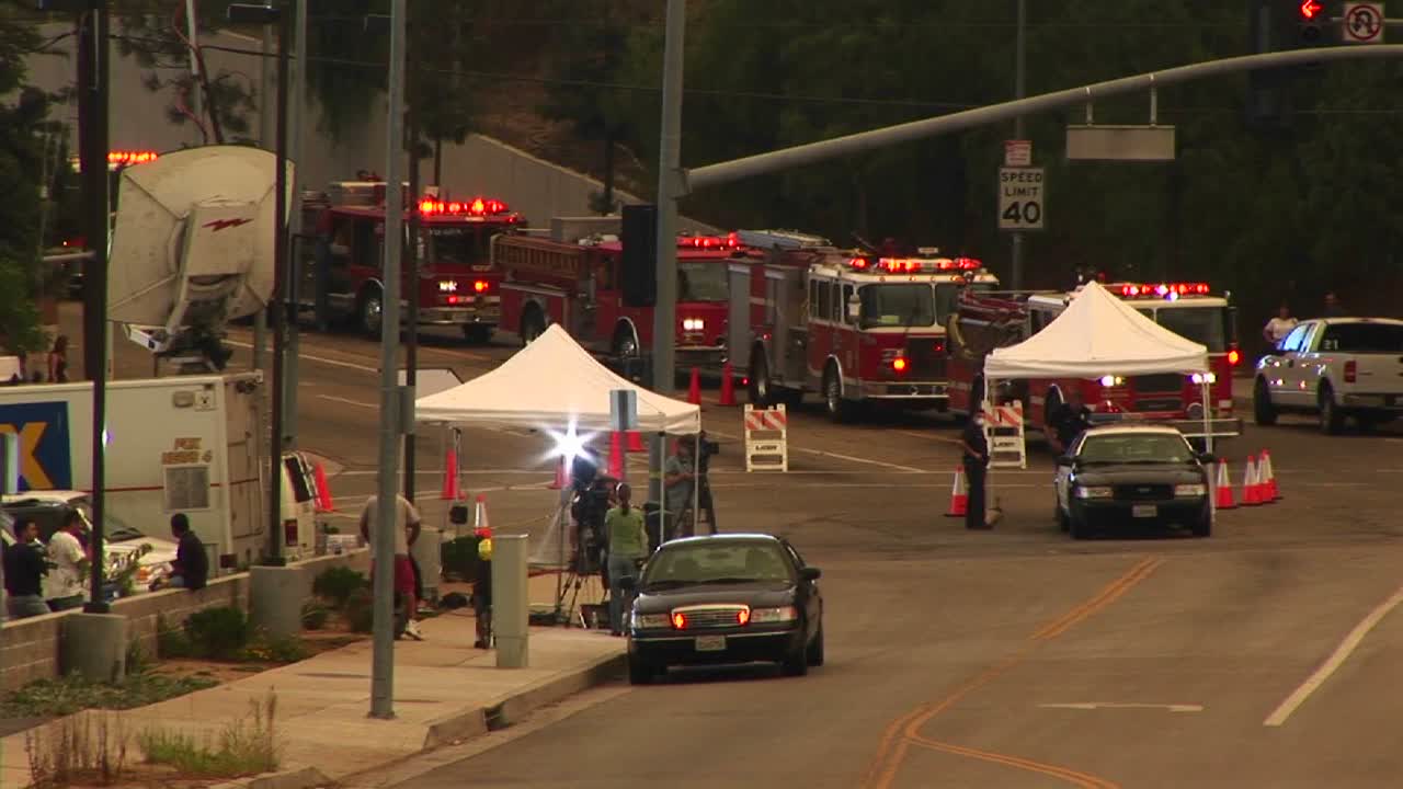 남부 캘리포니아 산불 근처에서 기다리는 소방차와 뉴스 대원의 중간 샷