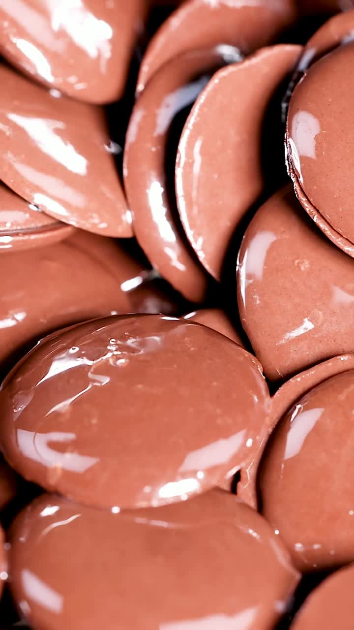 vista de cerca de los botones de chocolate en movimiento