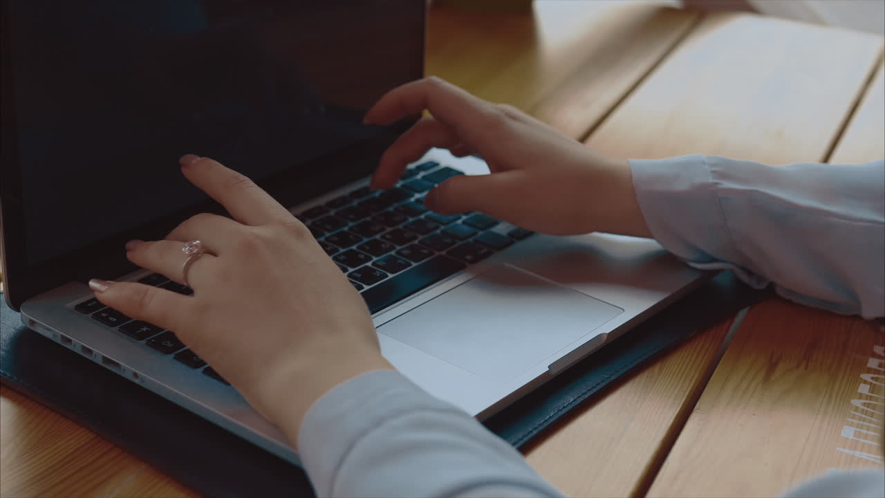 mujer trabajando en una computadora portátil