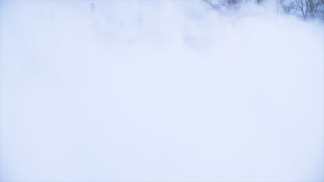 coche conduciendo en una fuerte tormenta de nieve