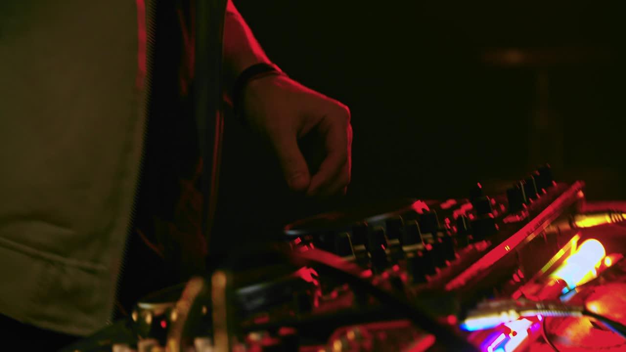 dj sacudiendo la cabeza cuando escucha música