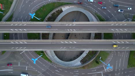vista aérea de una intersección de autopista compleja