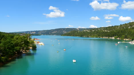 Boote-Segeln-Auf-Dem-See-Sainte-Croix-Im-Sonnigen-Frühlingstag,-Frankreich