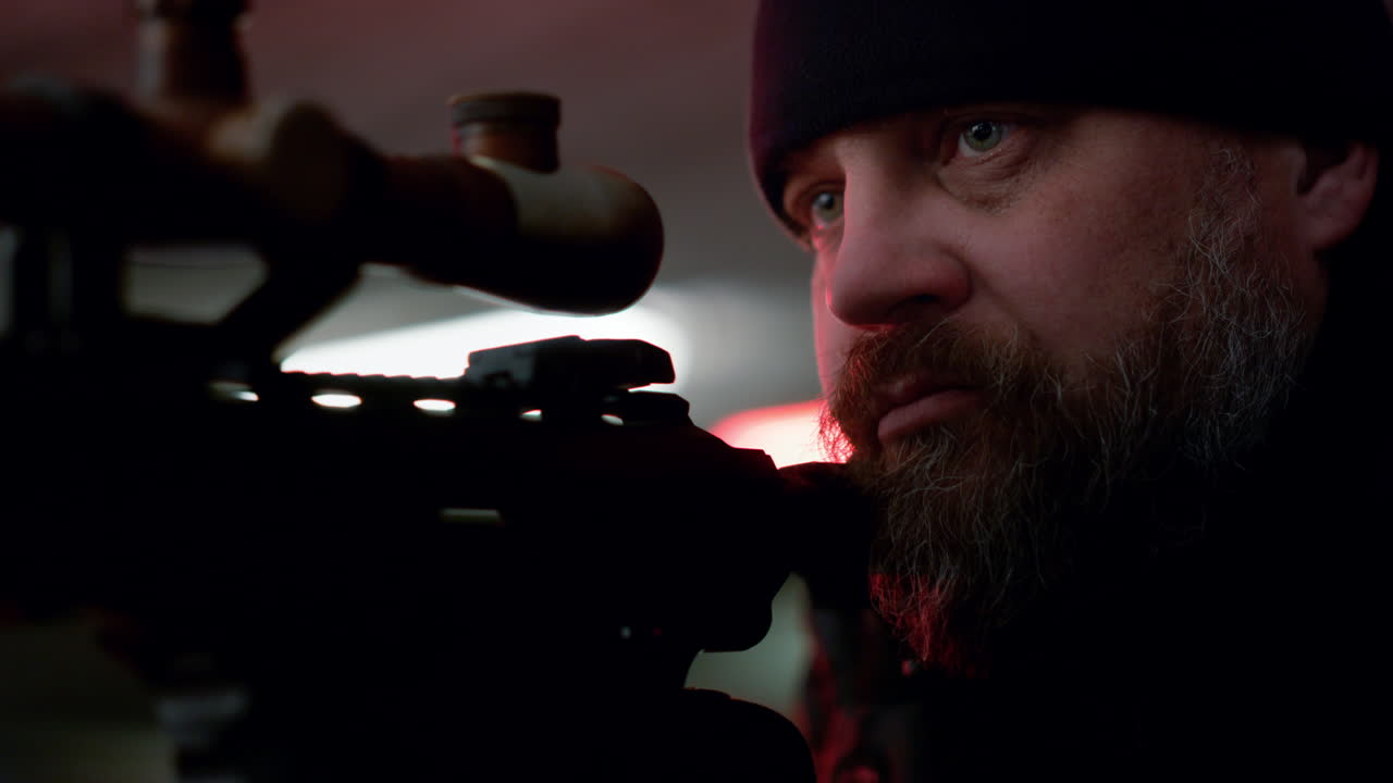 hombre preparándose para disparar con rifle de asalto. asesino contratado apuntando con el arma