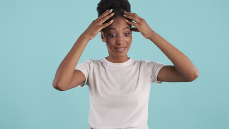 una mujer afroamericana conmocionada posando