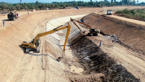 maquinaria que construye un canal de agua para el riego