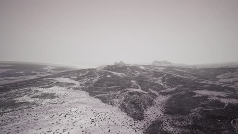 invierno dramático estepa desértica oscura en una meseta montañosa de tierras altas