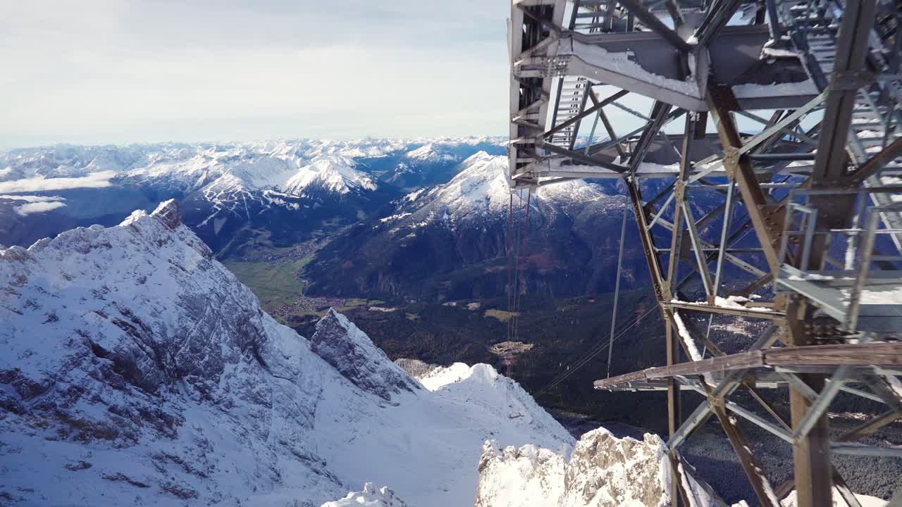 zugspitze의 알프스에 있는 눈 덮인 겨울 산의 케이블카 곤돌라 내부