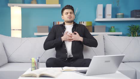 el joven, experimentando palpitaciones cardíacas repentinas, está perturbado.