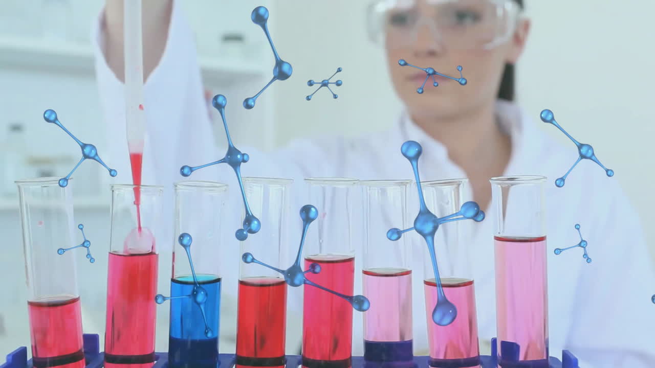 animación de moléculas y procesamiento de datos sobre una científica caucásica con tubos de ensayo