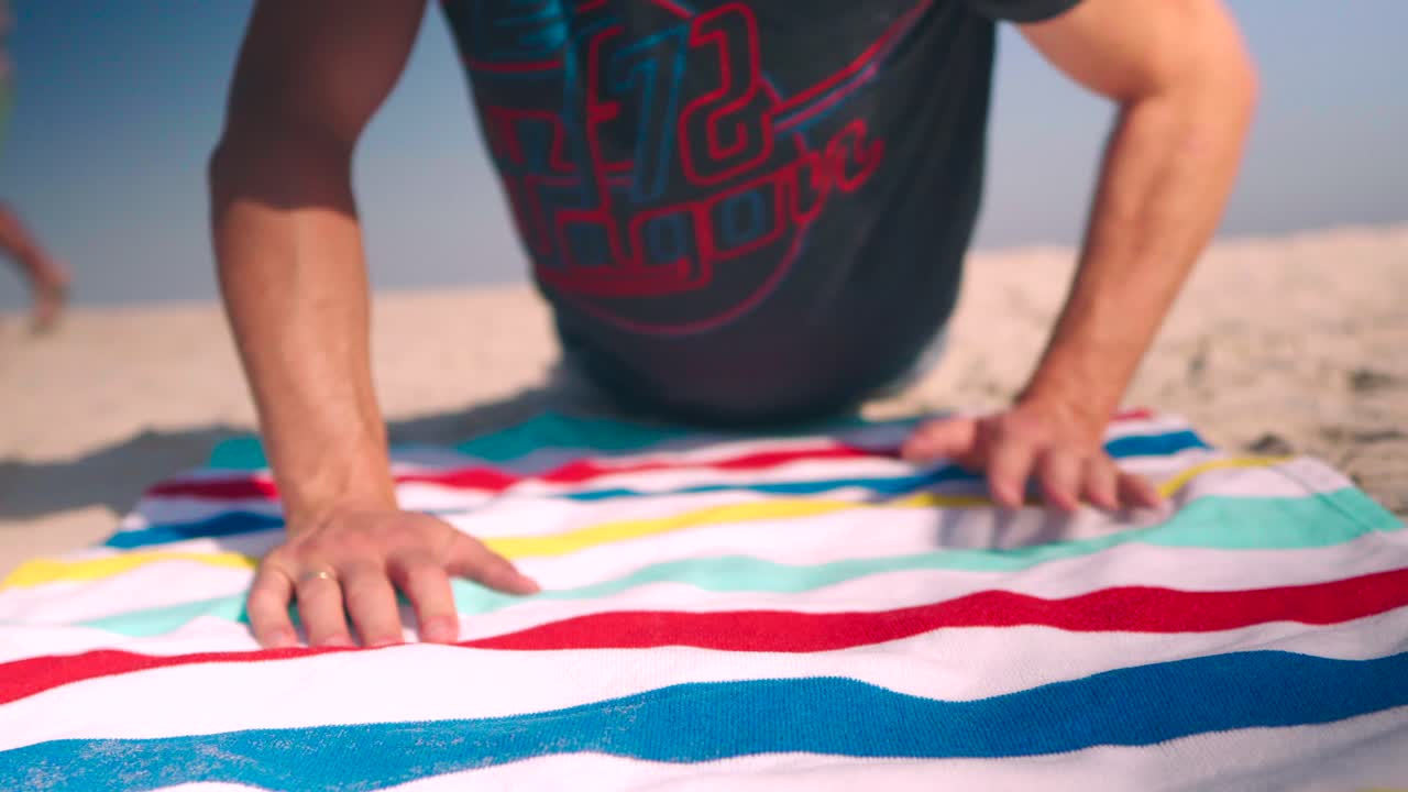 hombre con una máscara protectora se acuesta en una toalla de playa