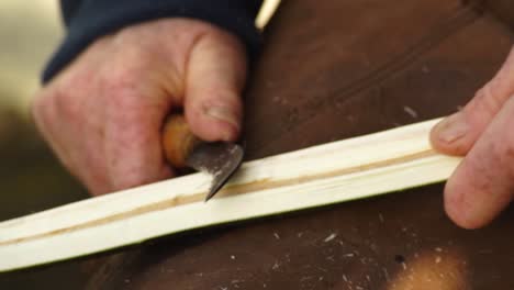 primer plano de cortar varillas de madera para hacer cestas galesas