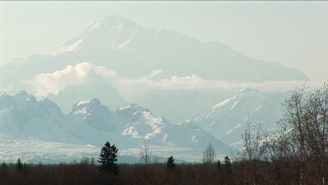 Denali-Aus-Der-Ferne-Mit-Wolken