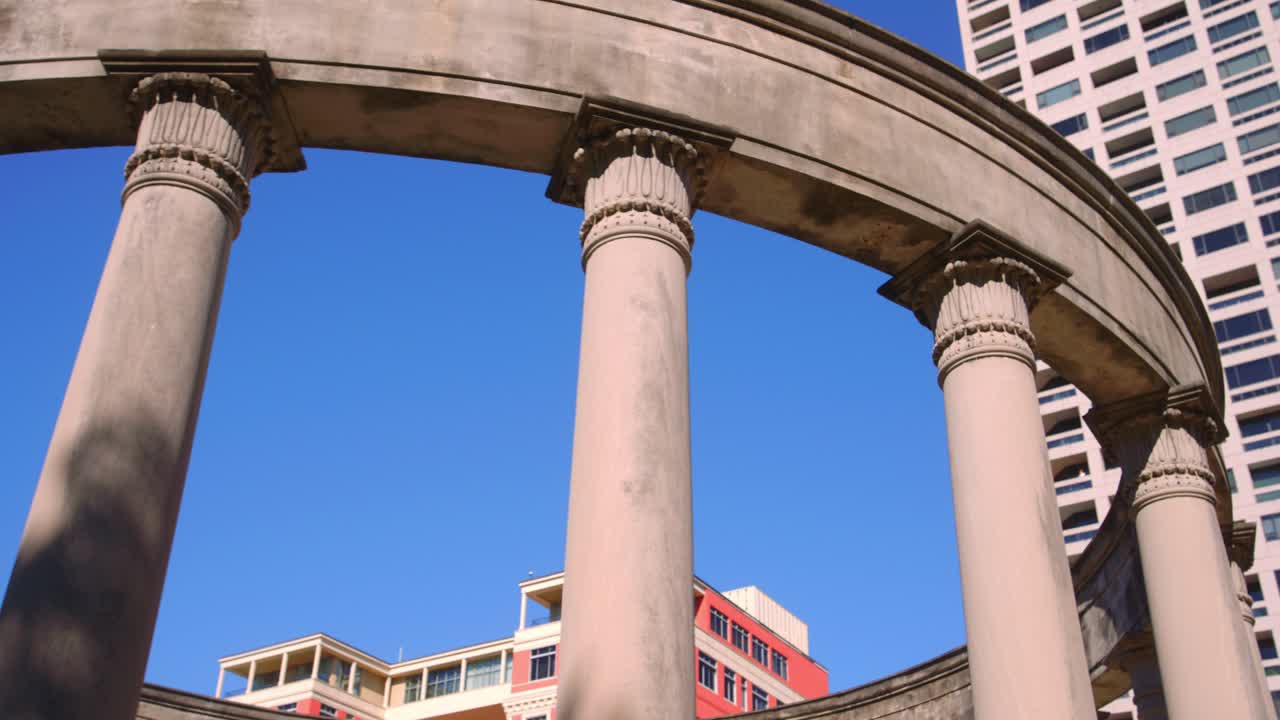 휴스턴 박물관 구역에 있는 메 록웰 콜라네이드 (mecom rockwell colonnade) 의 촬영.