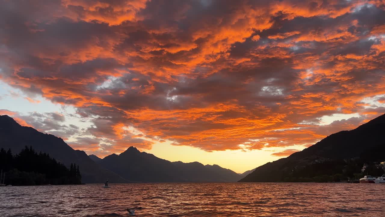 espectacular puesta de sol en un lago alpino en nueva zelanda con gaviotas volando en cámara lenta