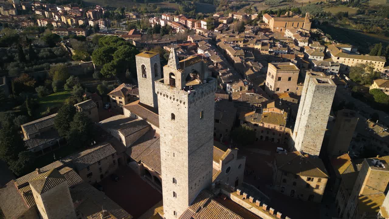 un avión no tripulado en órbita sobre una torre medieval en san gimignano, italia