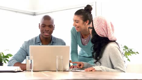 Equipo-De-Negocios-Informal-Trabajando-Juntos