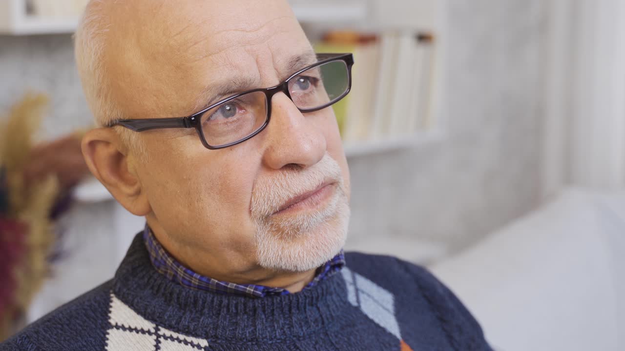 el viejo de las gafas es considerado.