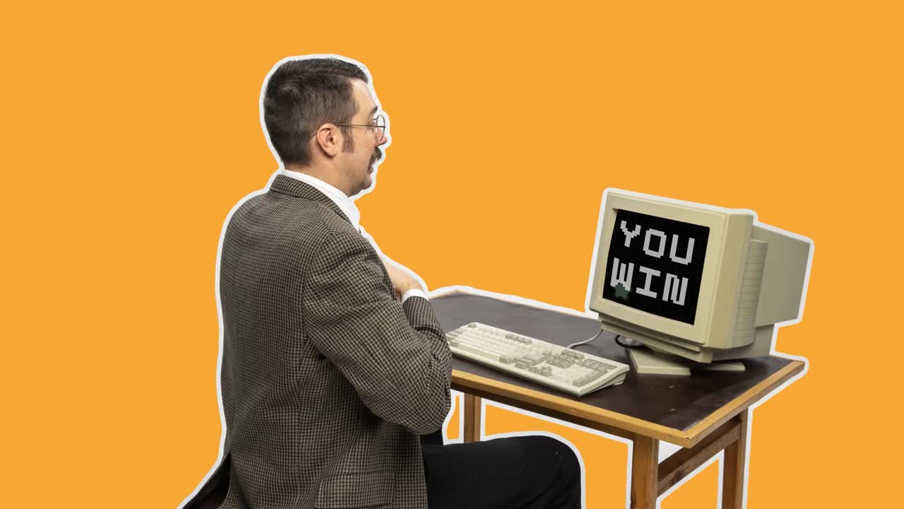 승자로서 행복한 사업가. 그의 레트로 컴퓨터에서 추상적인 온라인 비디오 게임을 플레이하고 승리하는 게이머의 뒷면. 루프 애니메이션. 4k. 스 모션 디자인, 2d 애니메이션. 가정 비즈니스 개념. 승자로서의 행복한 사업자.