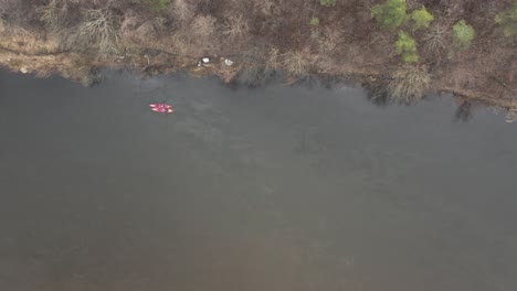 Antenne:-Zwei-Kanus-Schwimmen-Im-Zeitigen-Frühjahr-Auf-Einem-Fluss