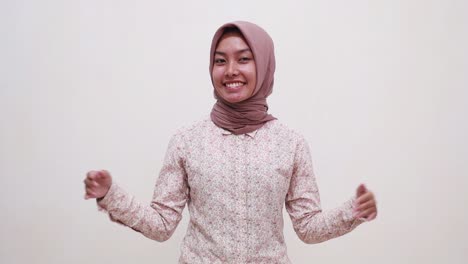 Feliz-Joven-Musulmana-Asiática-De-Pie-Mientras-Presenta-Ambos-Lados