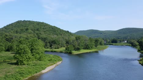 Push-In-Drohnenaufnahme-Des-Zusammenflusses-Der-östlichen-Und-Westlichen-Arme-Des-Delaware-River-In-Der-Nähe-Von-Hancock,-New-York