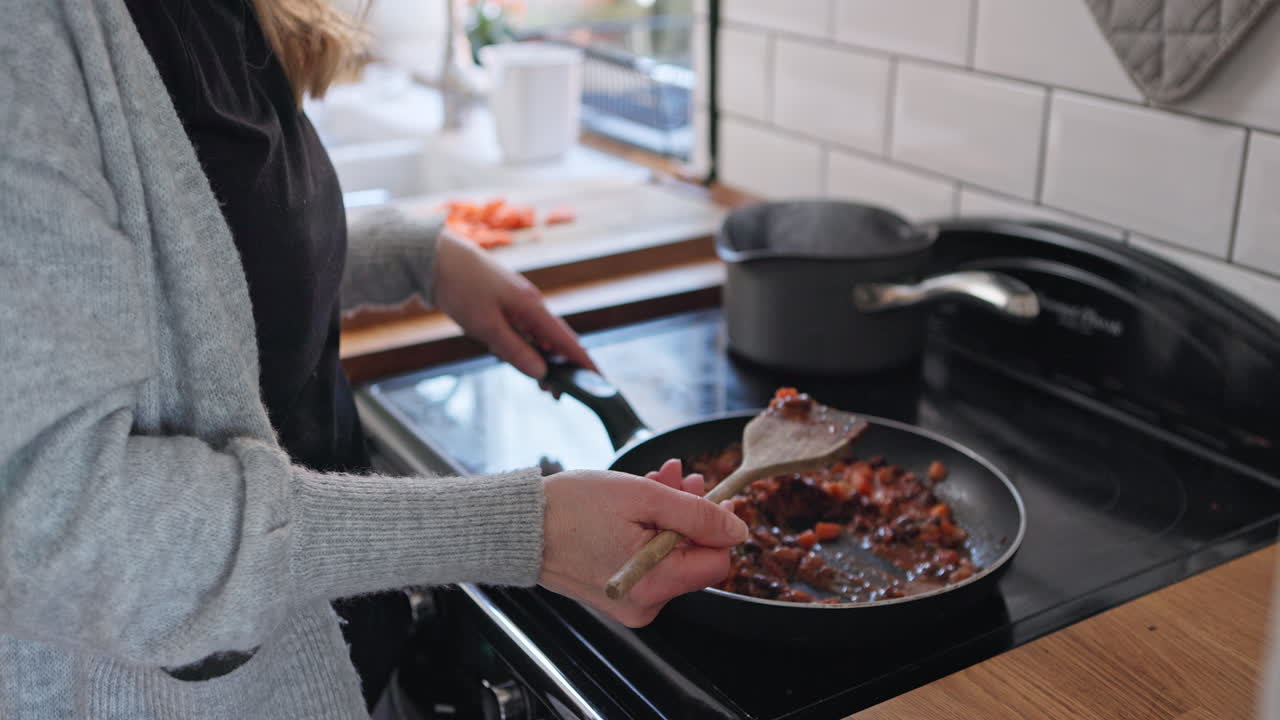 cocinar comida en la cocina