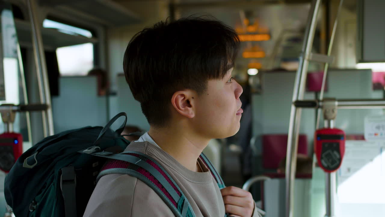 기차로 여행하는 남자