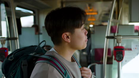기차로 여행하는 남자