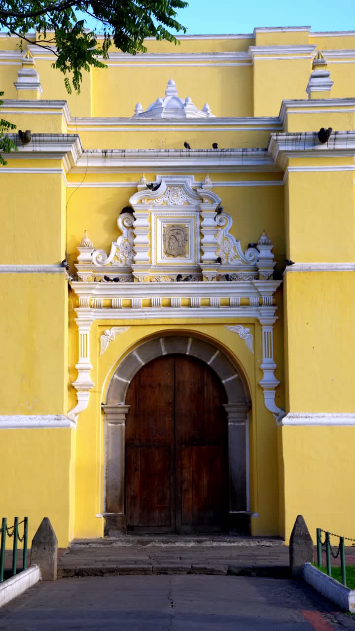Vista verticale della facciata e dell'ingresso barocchi ornati della Iglesia de La Merced ad Antigua Guatemala, America Centrale. Inquadratura statica.